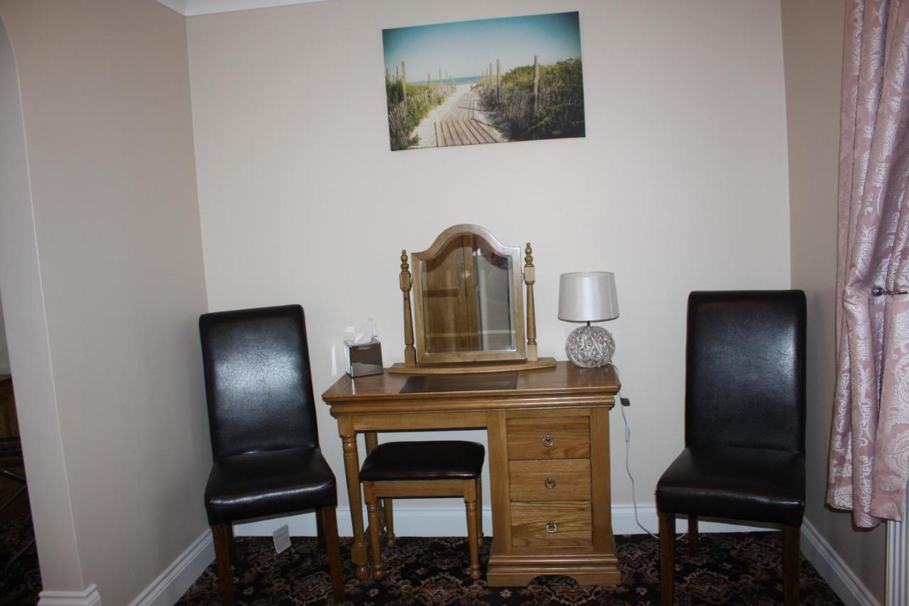 Barons Court 4*